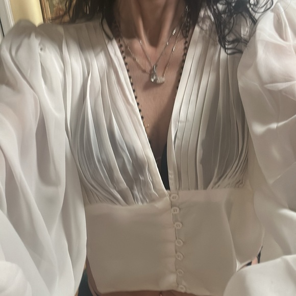 White blouse you can use from work to going out on the town - Picture 5 of 5